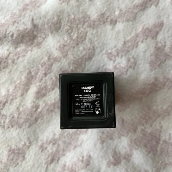 Huda Beauty Faux Filter Foundation. Color: Cashew 140G - Picture 2 of 2